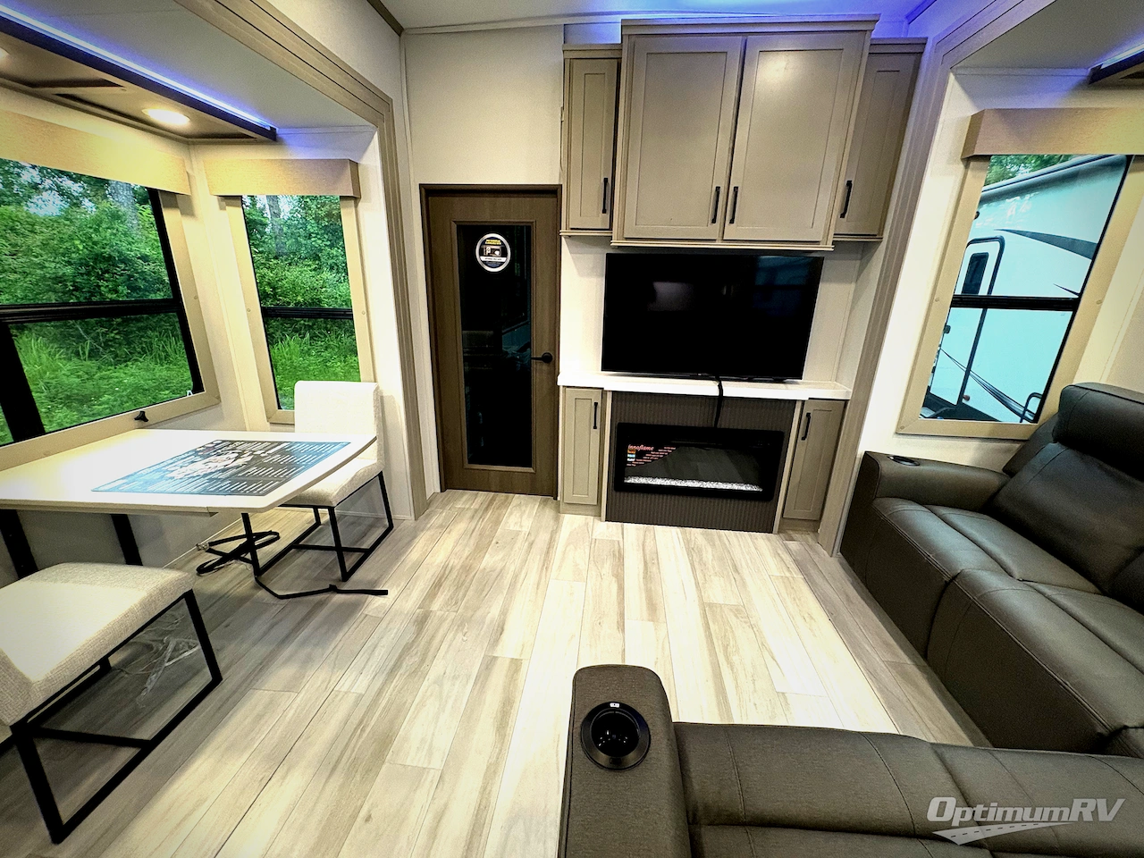 2025 Grand Design Momentum M-Class 414M Photo 8