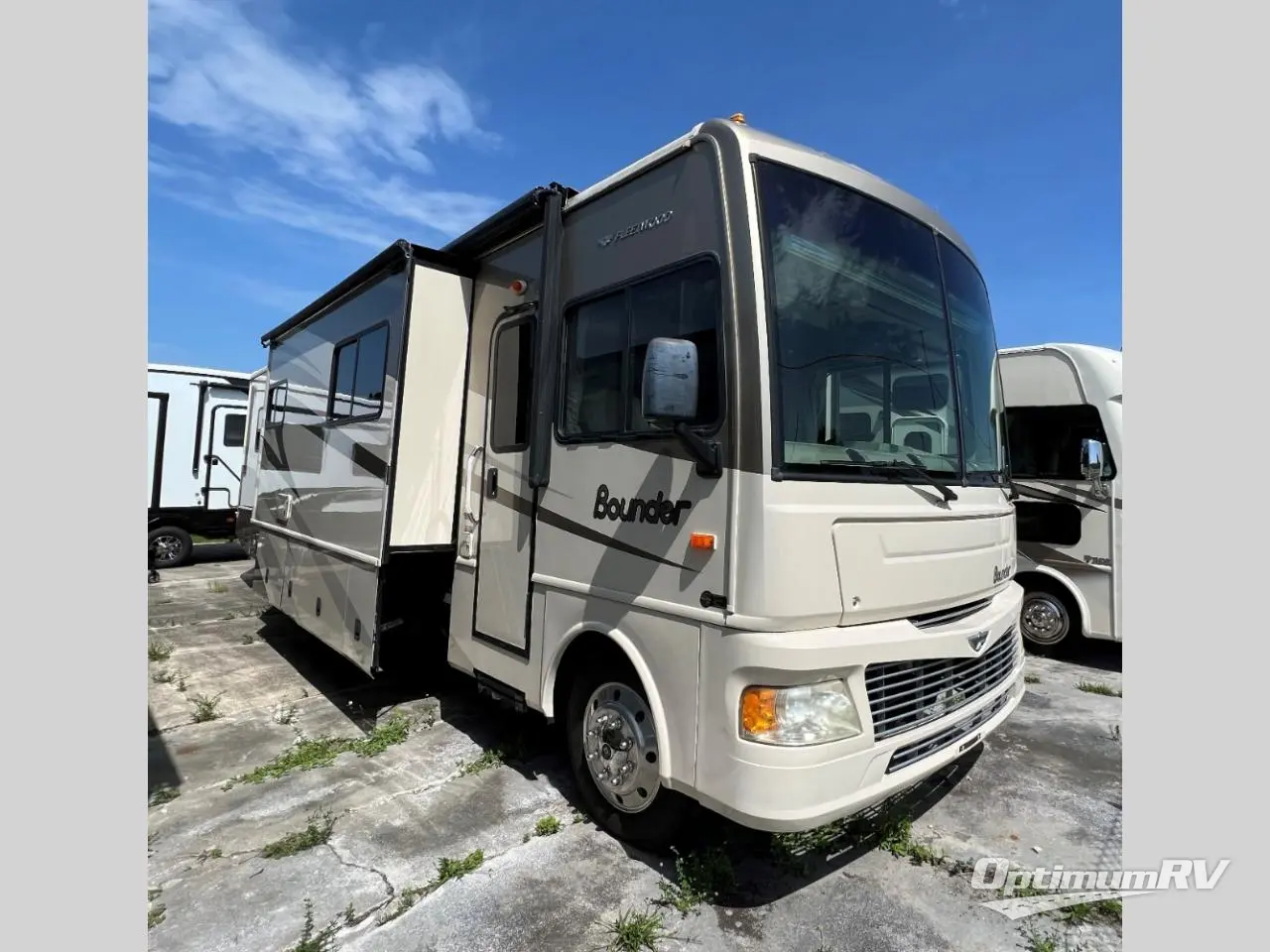 2008 Fleetwood Bounder 38P Photo 1