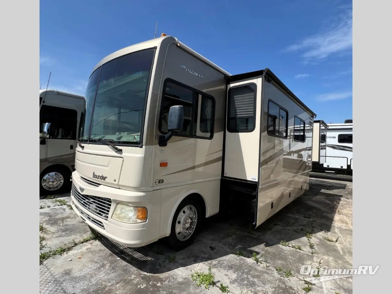 2008 Fleetwood Bounder 38P Photo 2