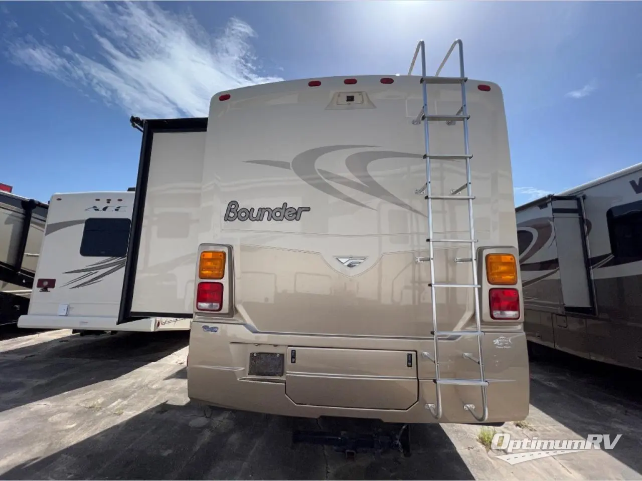 2008 Fleetwood Bounder 38P Photo 4