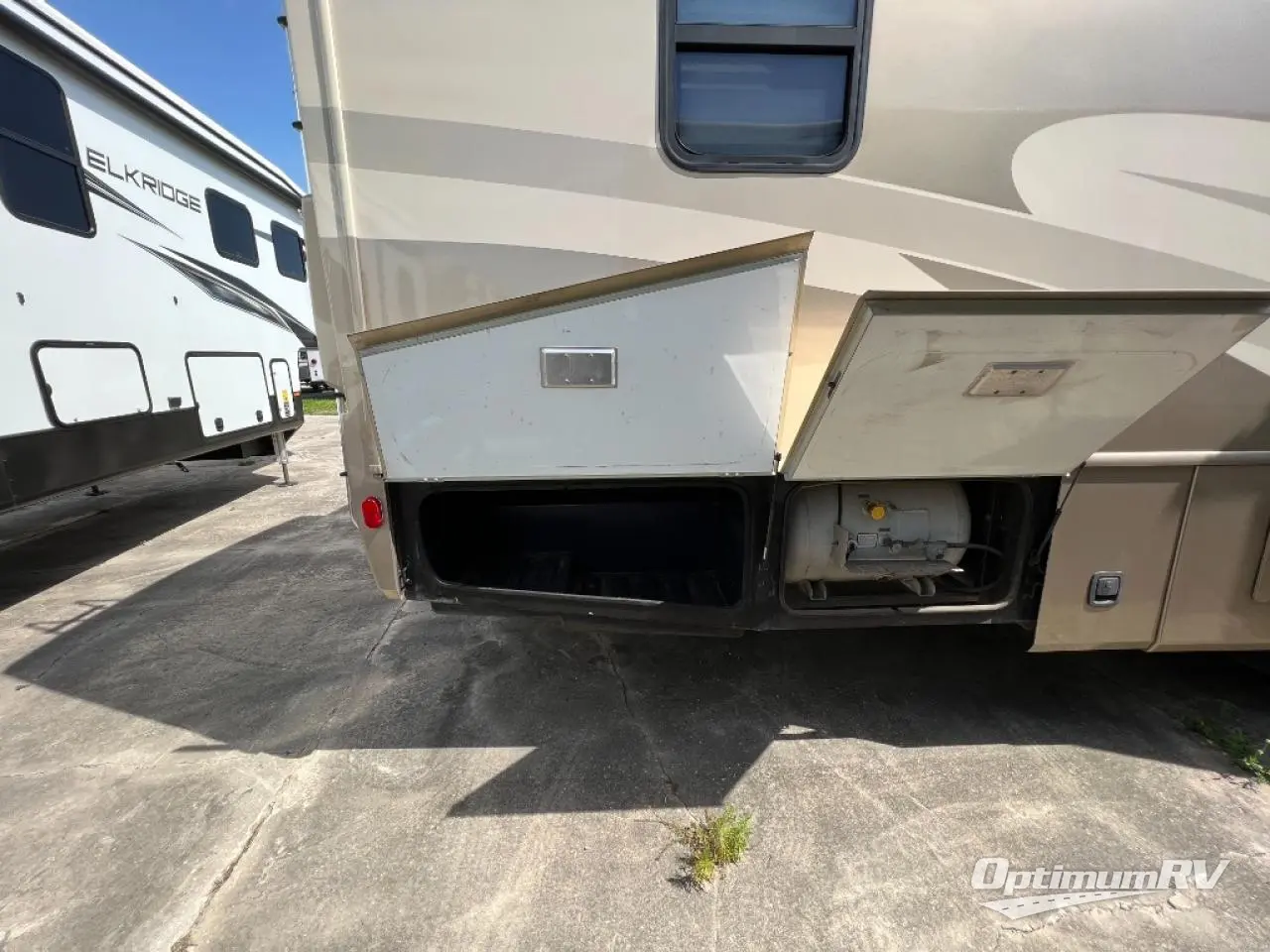 2008 Fleetwood Bounder 38P Photo 9