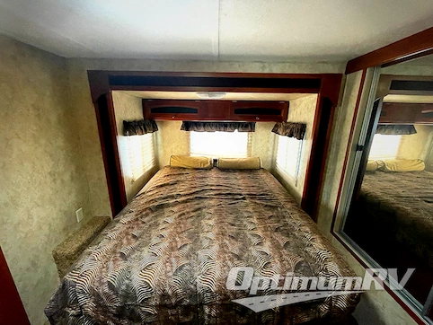 2010 Keystone Cougar X-Lite 26BRS RV Photo 4