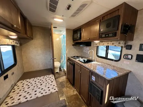 2016 Coachmen Clipper Ultra-Lite 17FQ RV Photo 2