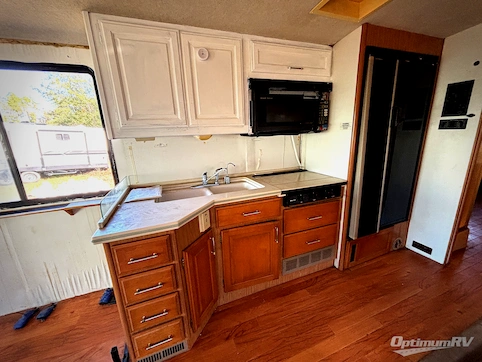 1998 Fleetwood Discovery 36 RV Photo 4