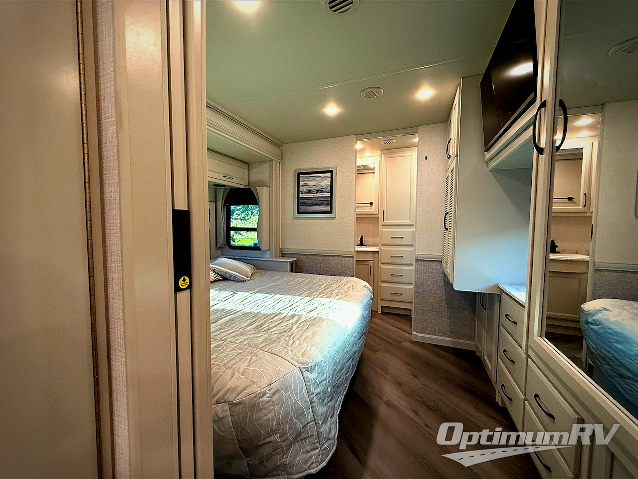2025 Fleetwood Bounder 36F Photo 10
