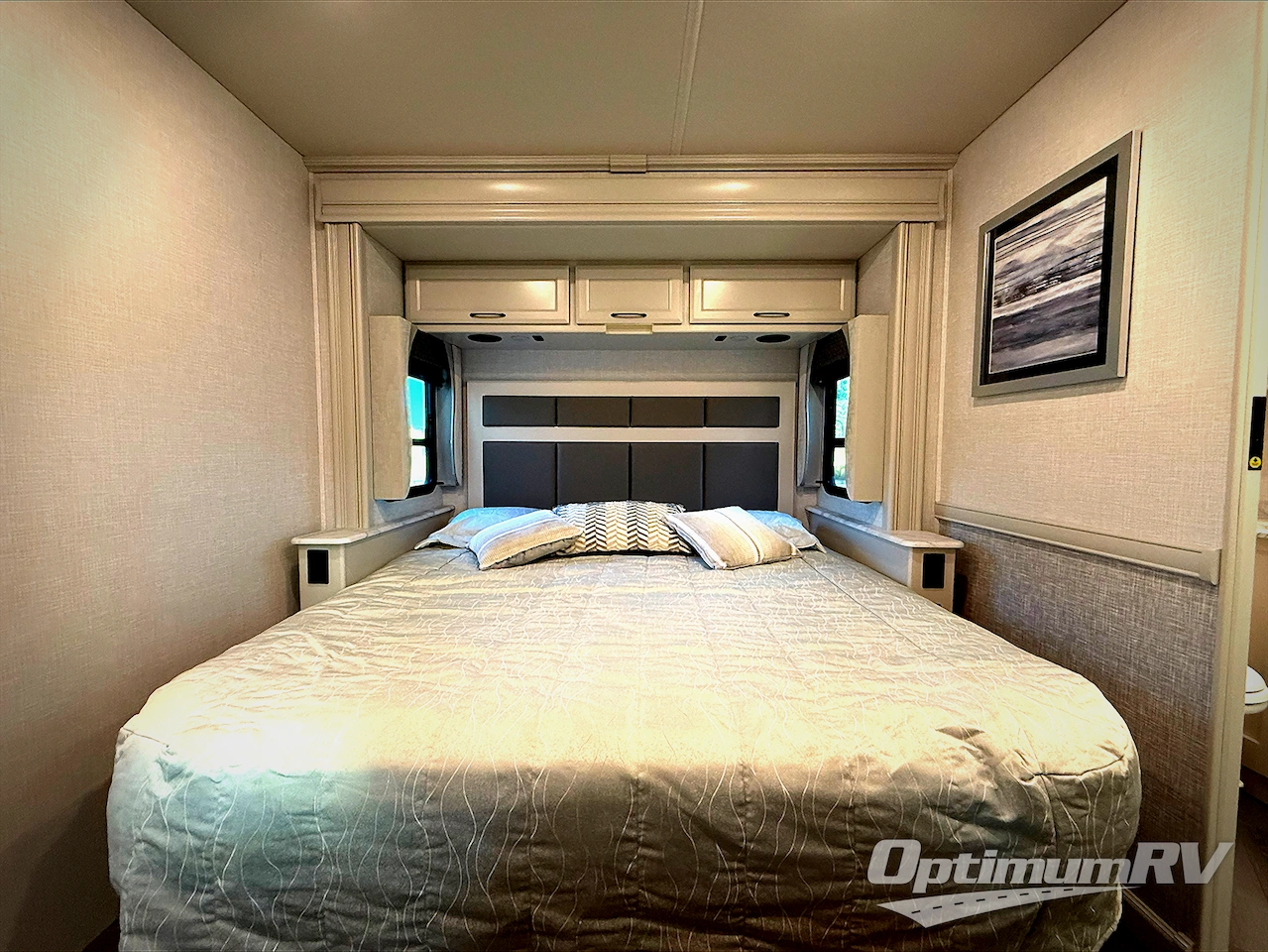 2025 Fleetwood Bounder 36F Photo 11