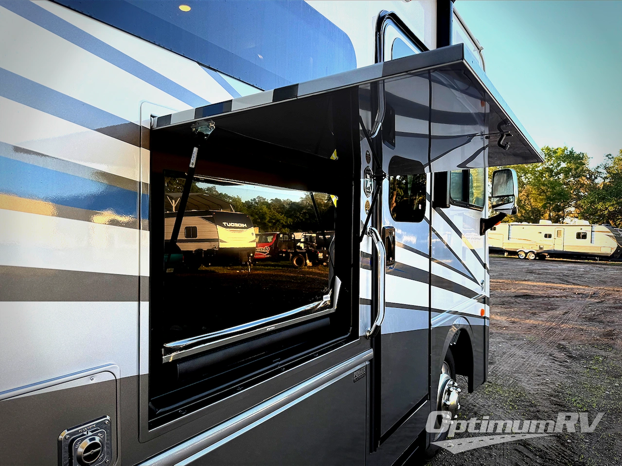 2025 Fleetwood Bounder 36F Photo 15