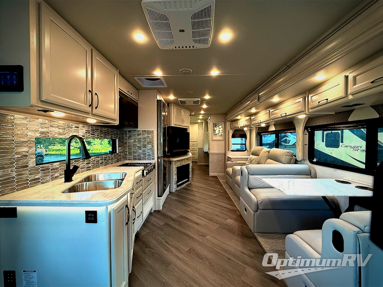 2025 Fleetwood Bounder 36F Photo 4