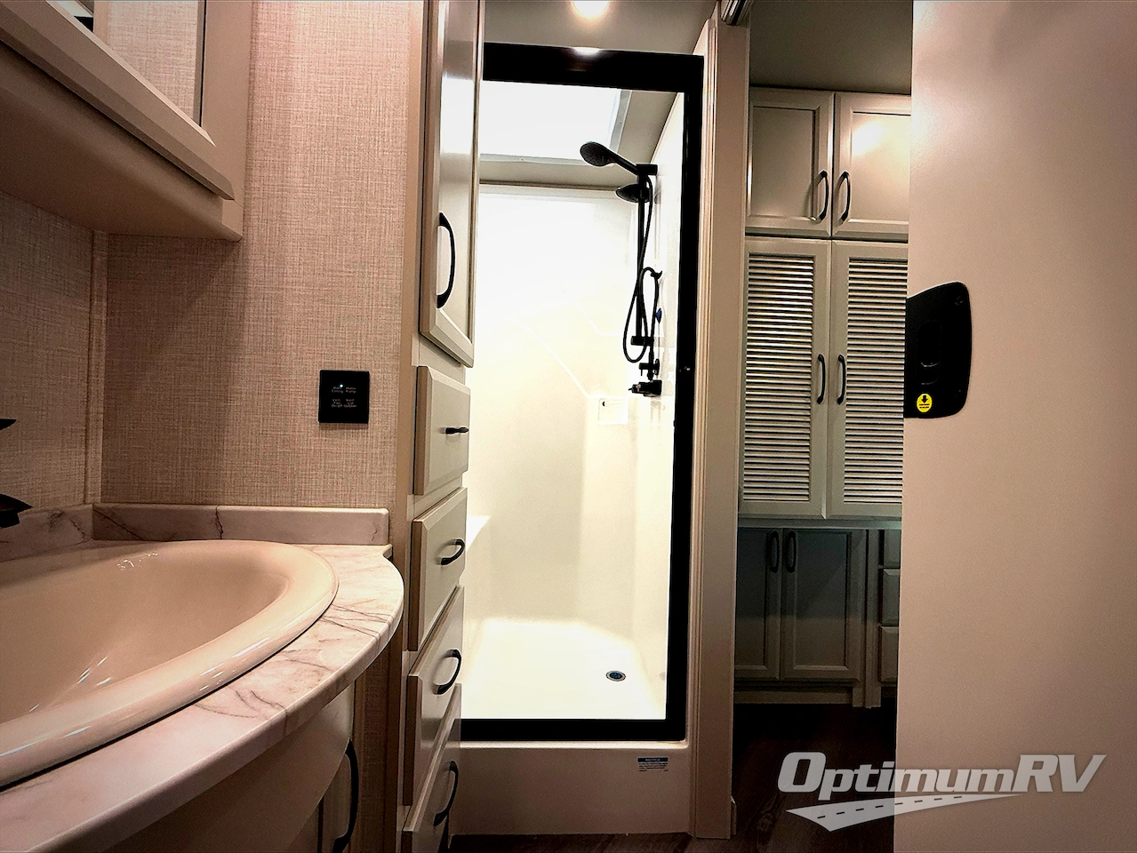 2025 Fleetwood Bounder 36F Photo 14