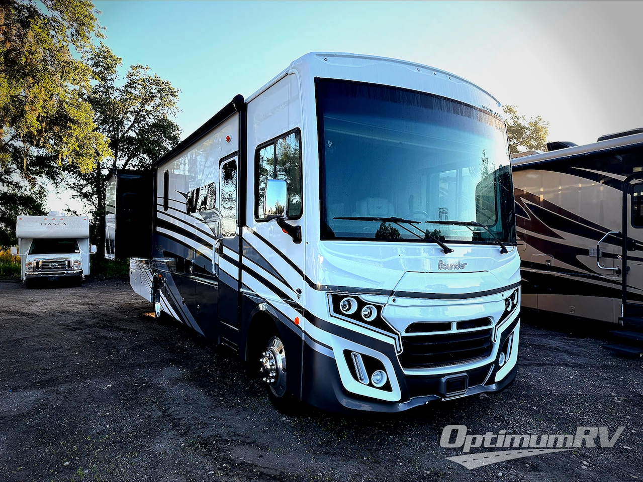 2025 Fleetwood Bounder 36F Photo 1