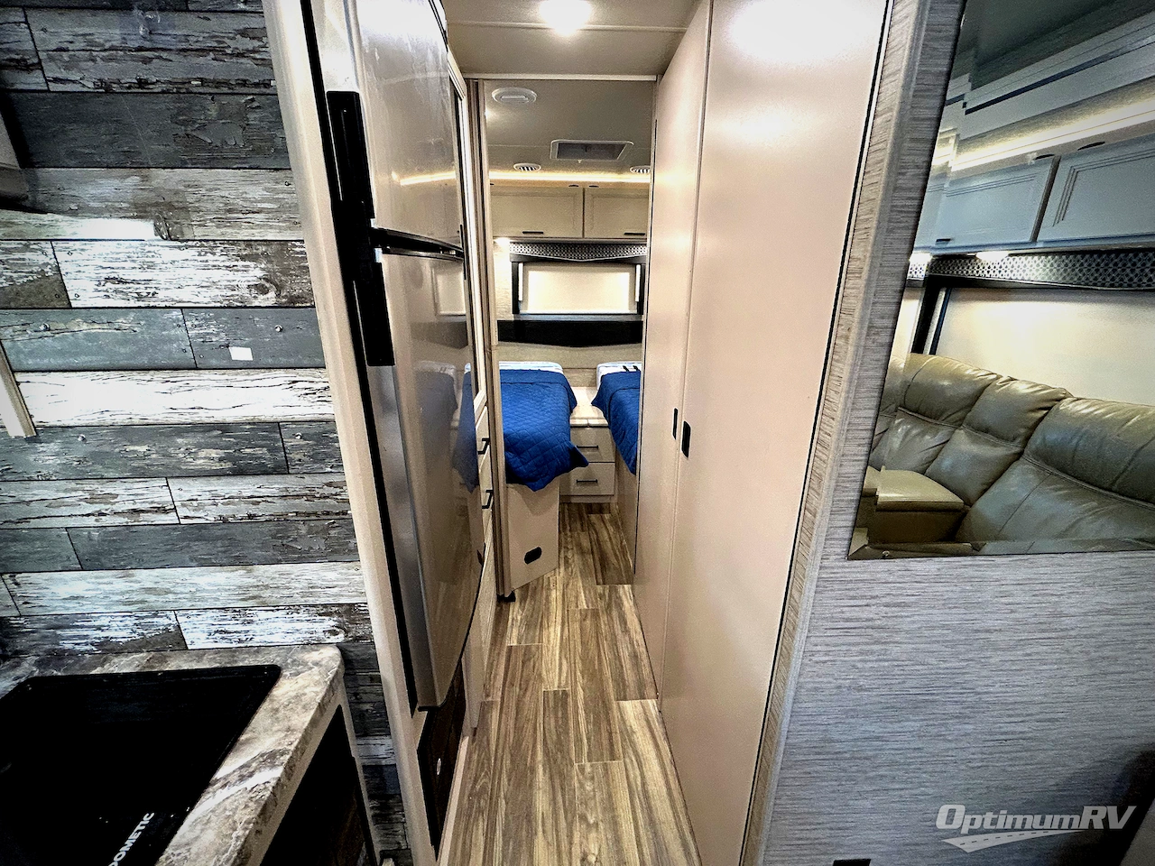 2021 Thor Vegas 24.1 Photo 13