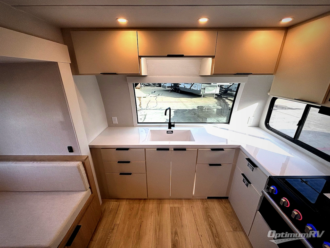 2026 Winnebago Thrive 26FKD Photo 9