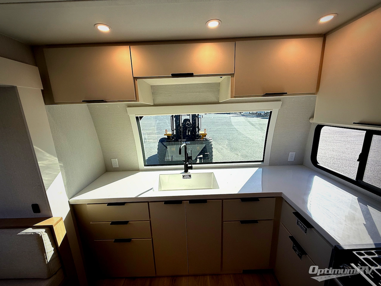 2026 Winnebago Thrive 26FKD Photo 9