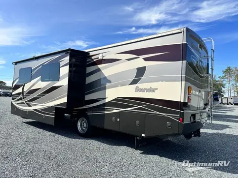 2015 Fleetwood Bounder 35K RV Photo 3