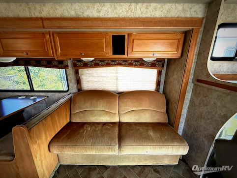 2011 Winnebago Chalet 31C RV Photo 2