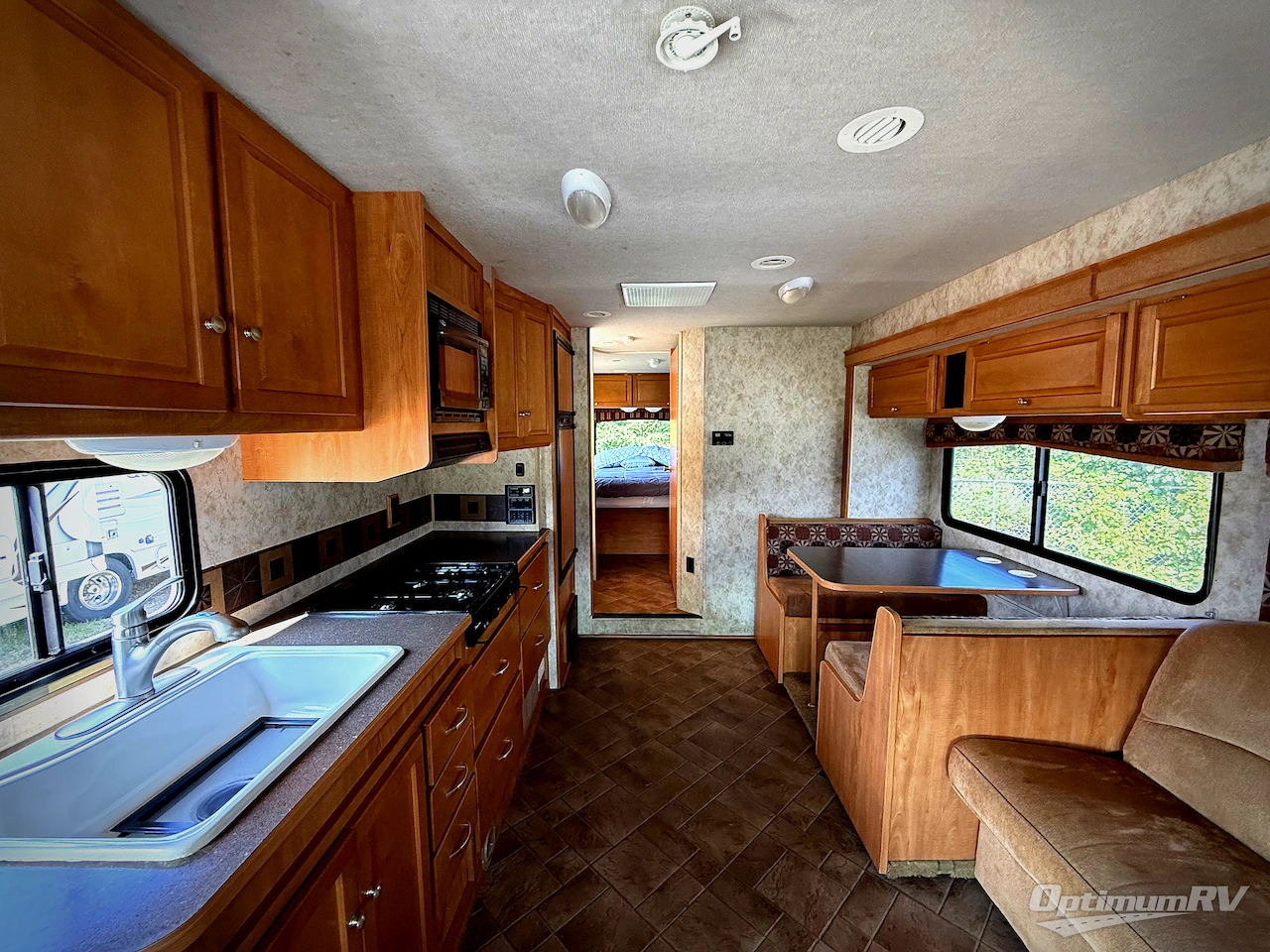 2011 Winnebago Chalet 31C Photo 3