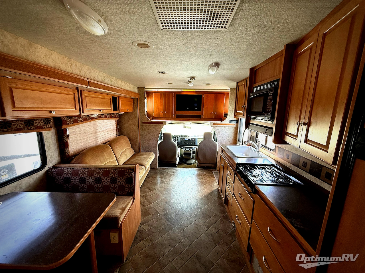 2011 Winnebago Chalet 31C Photo 4