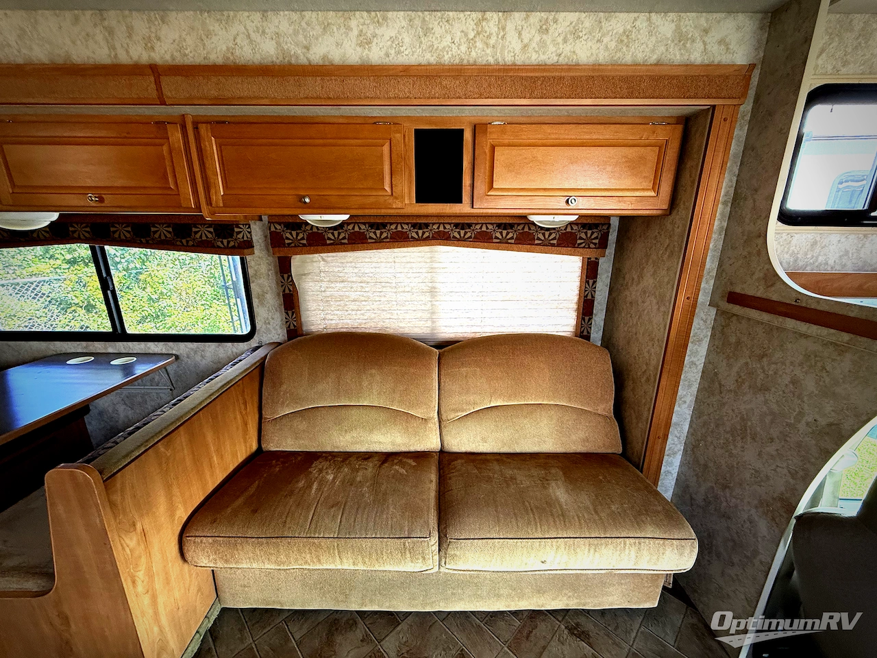 2011 Winnebago Chalet 31C Photo 5