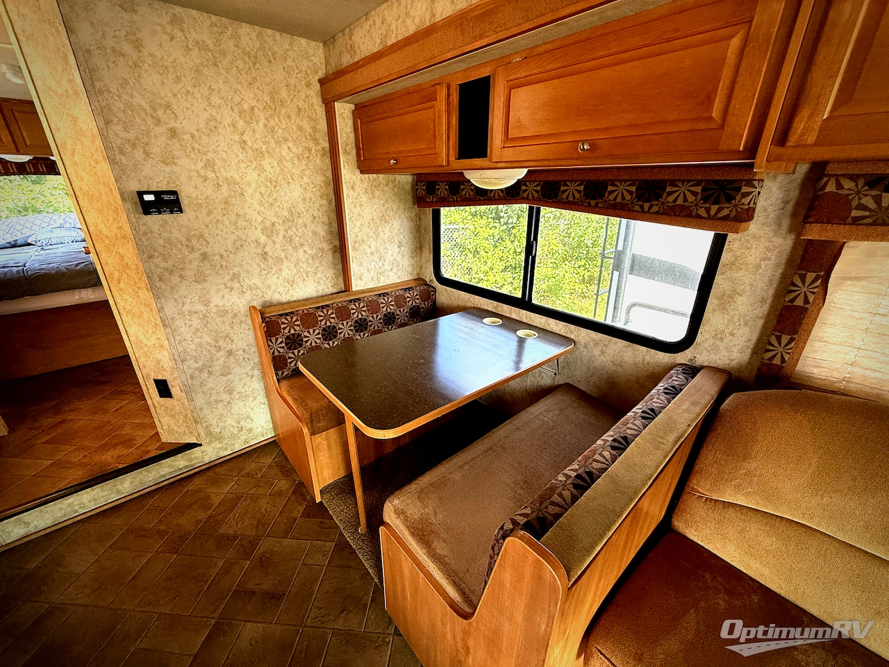 2011 Winnebago Chalet 31C Photo 6