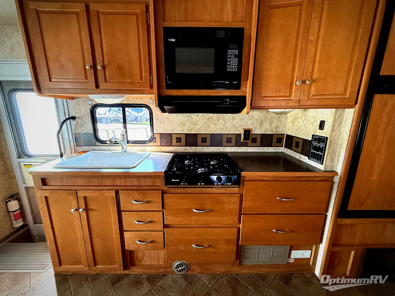 2011 Winnebago Chalet 31C Photo 7