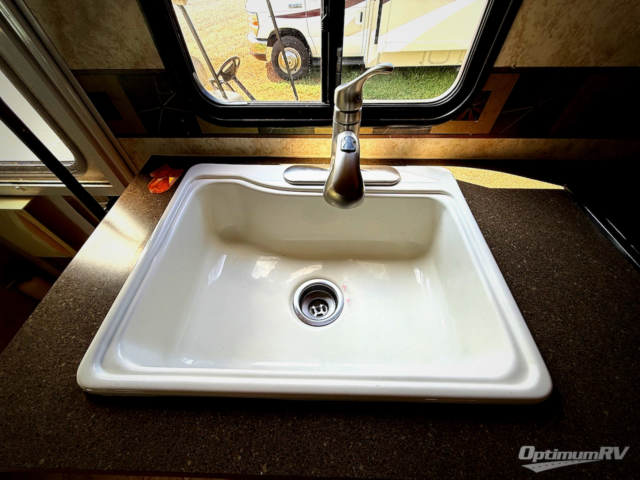 2011 Winnebago Chalet 31C Photo 8