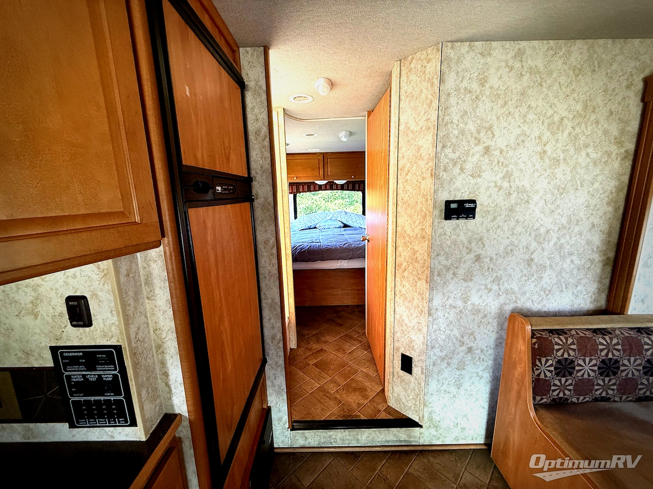 2011 Winnebago Chalet 31C Photo 10