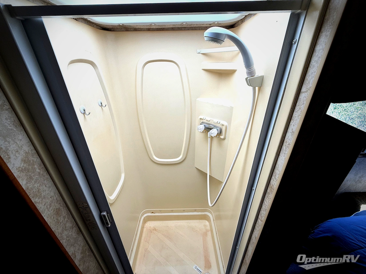 2011 Winnebago Chalet 31C Photo 11