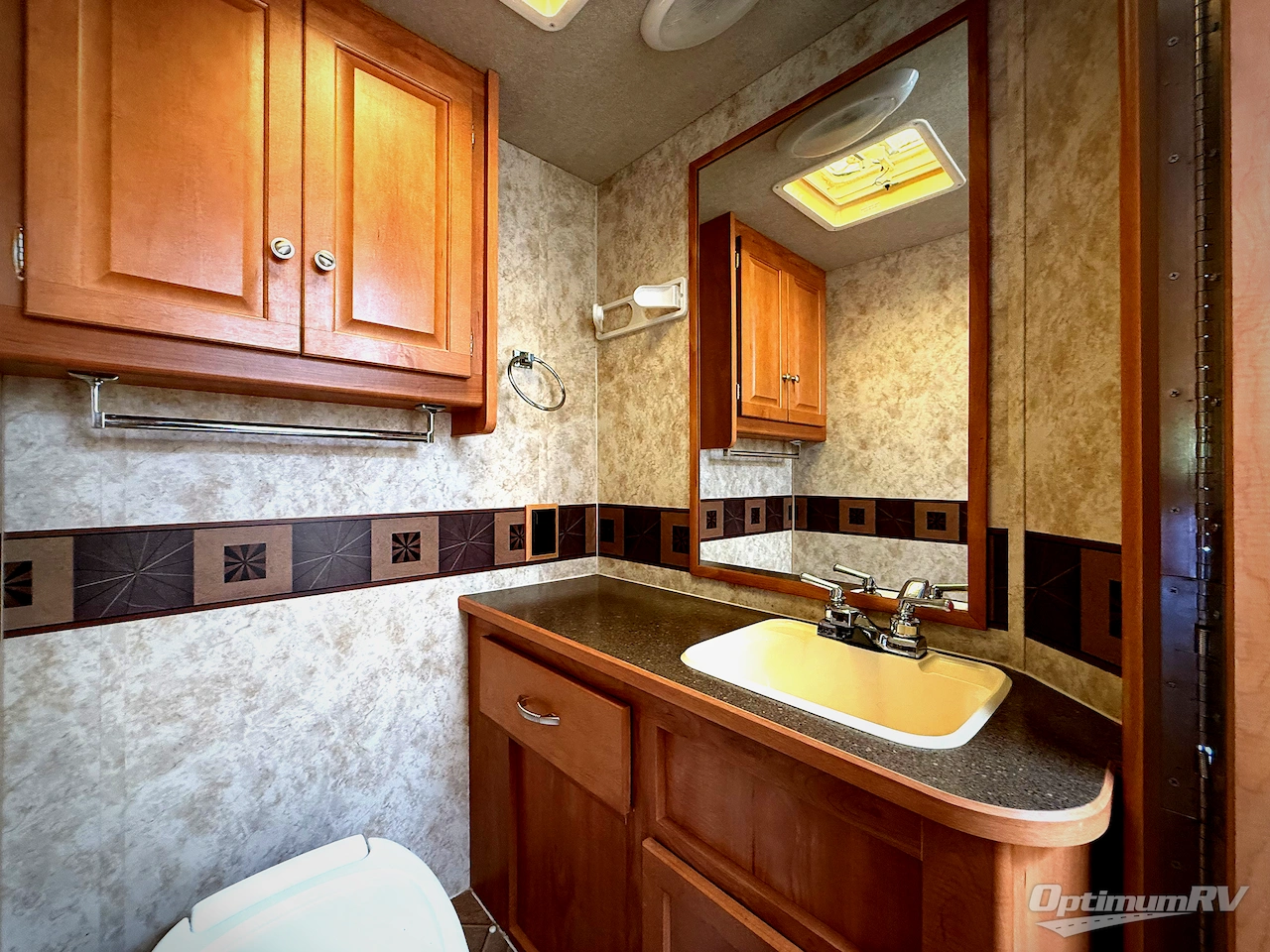 2011 Winnebago Chalet 31C Photo 12