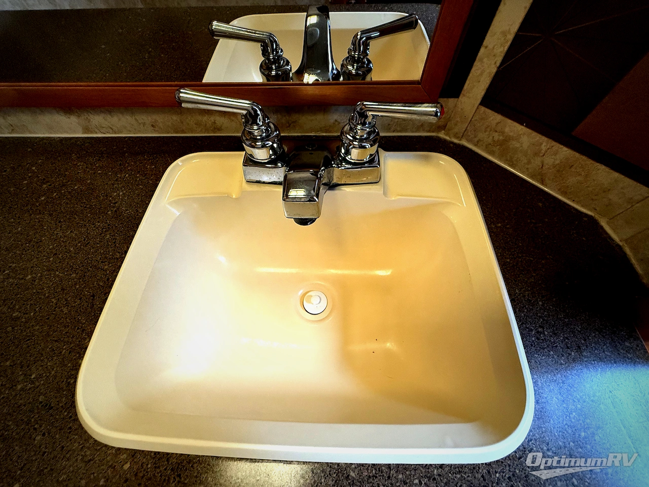 2011 Winnebago Chalet 31C Photo 13