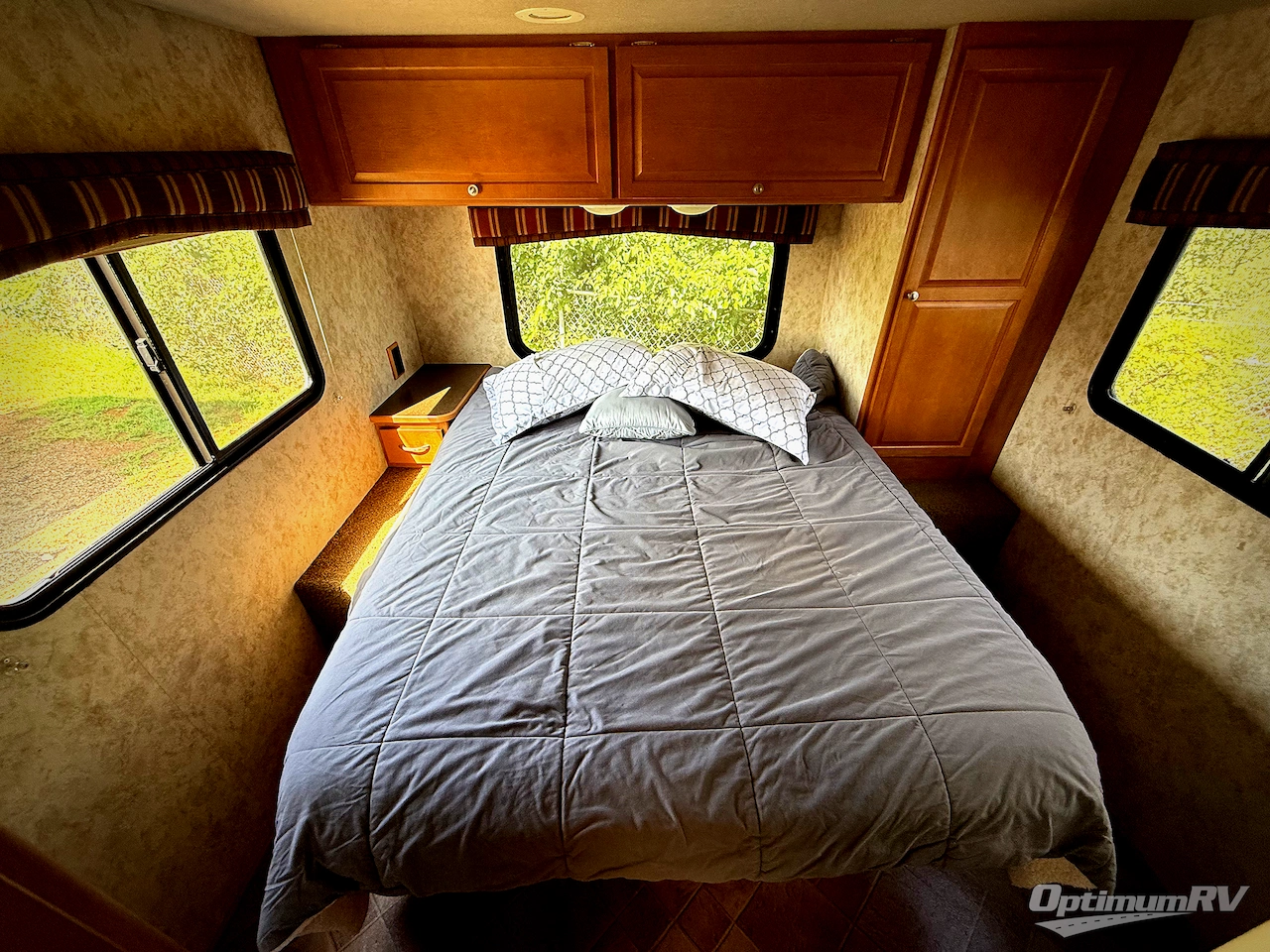 2011 Winnebago Chalet 31C Photo 14