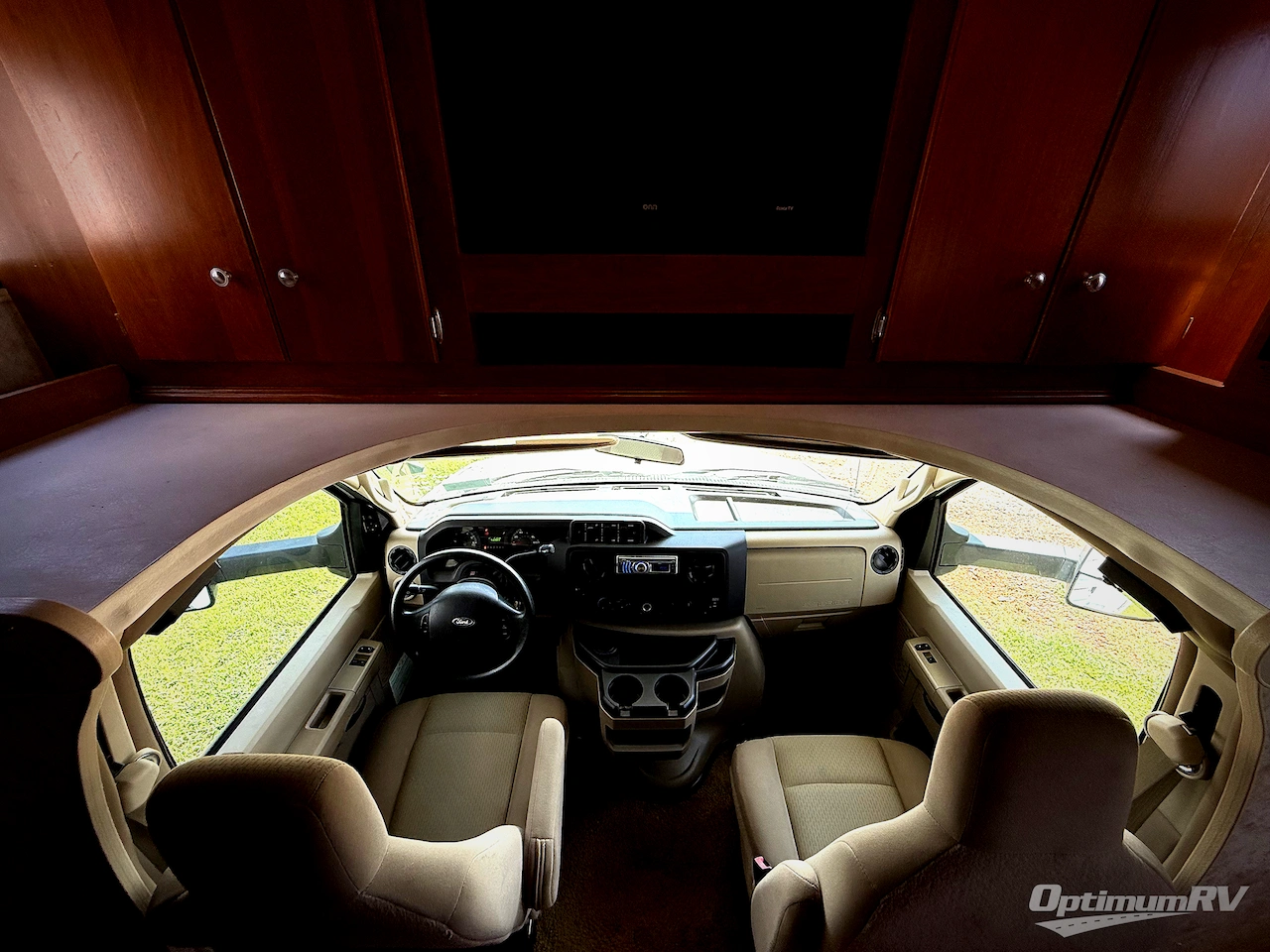 2011 Winnebago Chalet 31C Photo 15