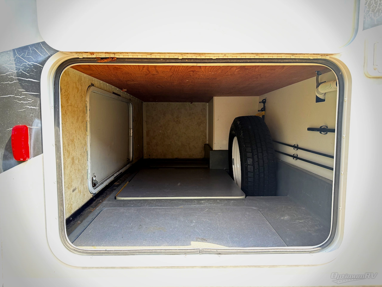 2011 Winnebago Chalet 31C Photo 17