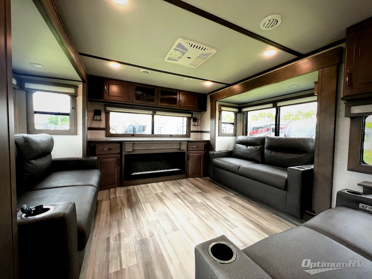 2023 Grand Design Solitude 376RD Photo 7