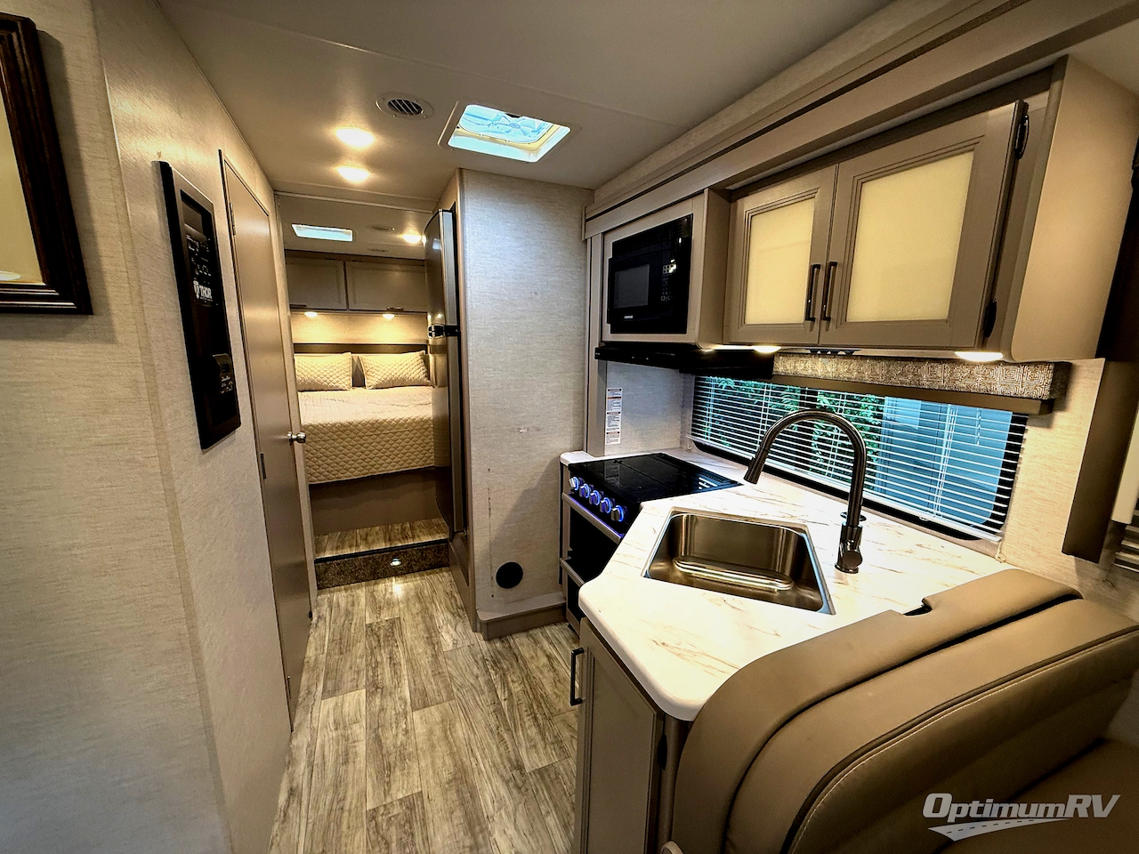 2024 Thor Chateau 28Z Photo 7