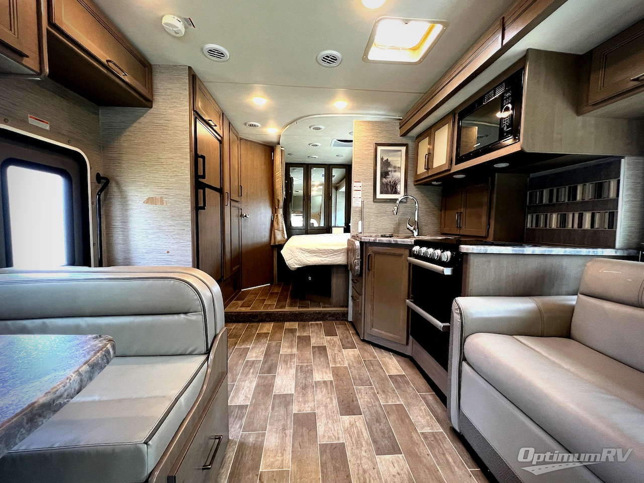 2021 Thor Chateau 27R Photo 4