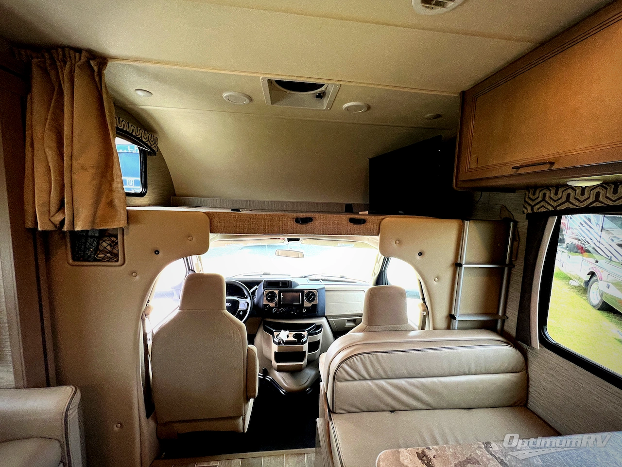 2021 Thor Chateau 27R Photo 6