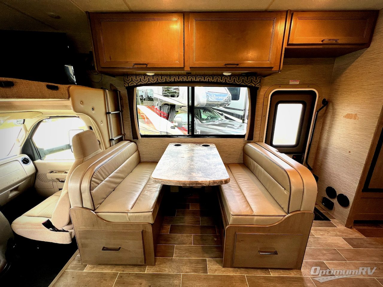 2021 Thor Chateau 27R Photo 8