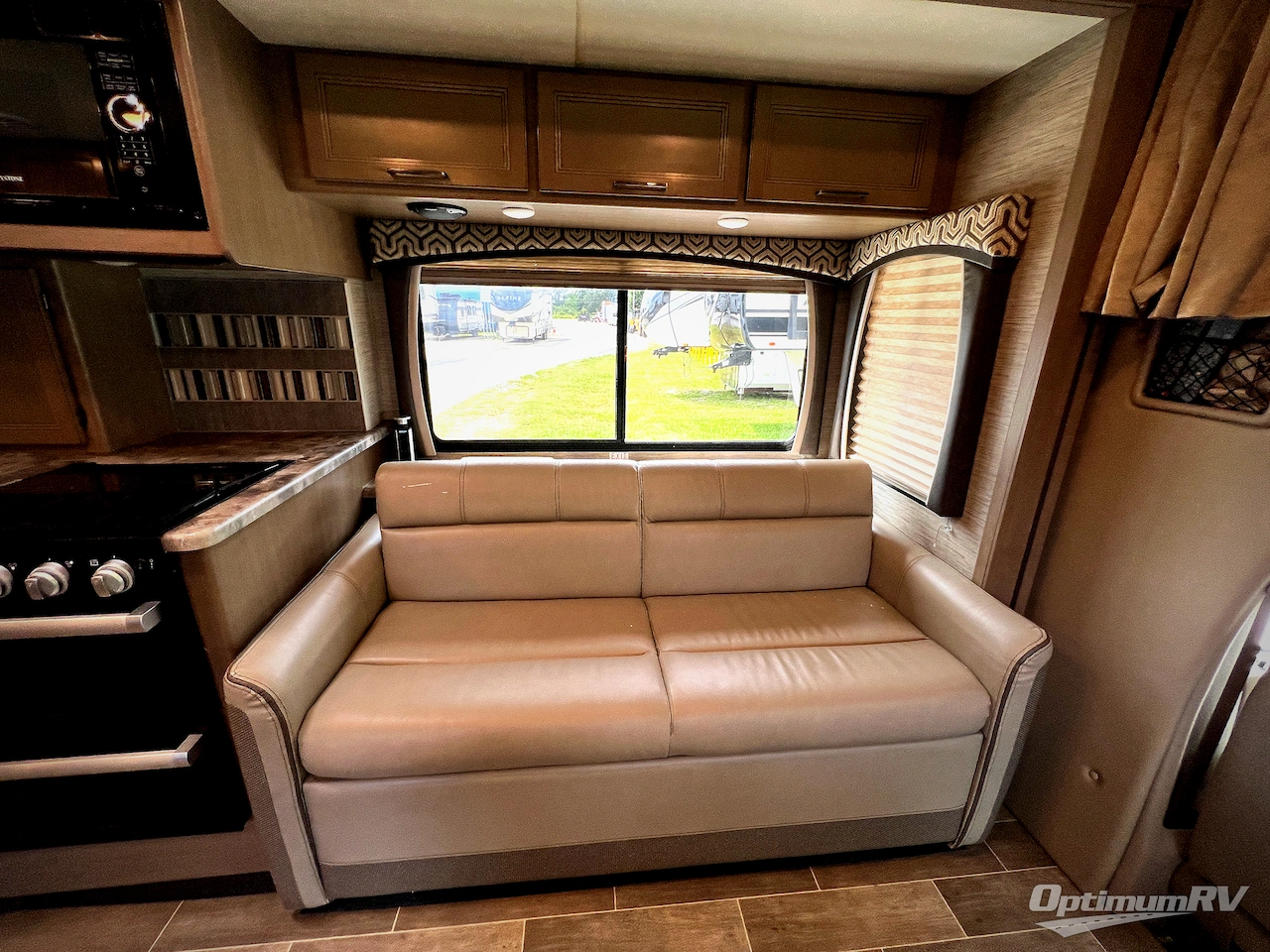 2021 Thor Chateau 27R Photo 9
