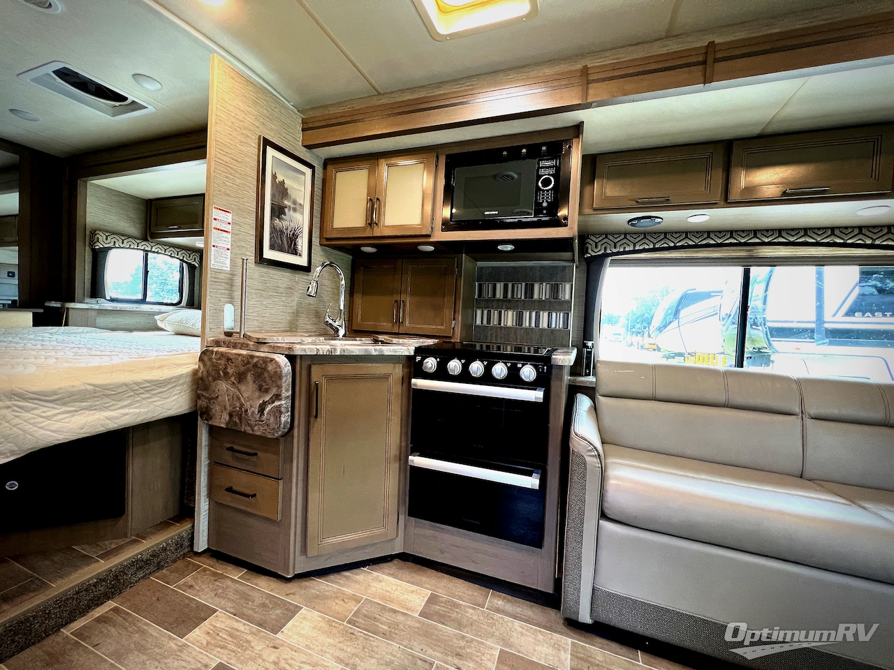 2021 Thor Chateau 27R Photo 10