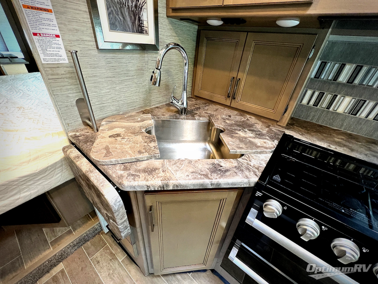 2021 Thor Chateau 27R Photo 11