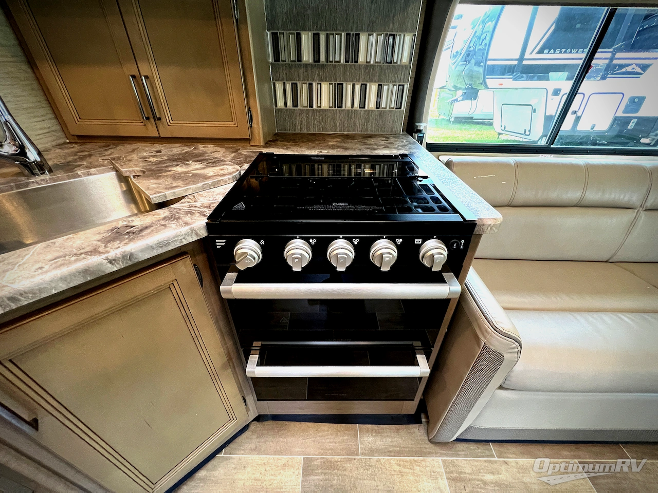 2021 Thor Chateau 27R Photo 12