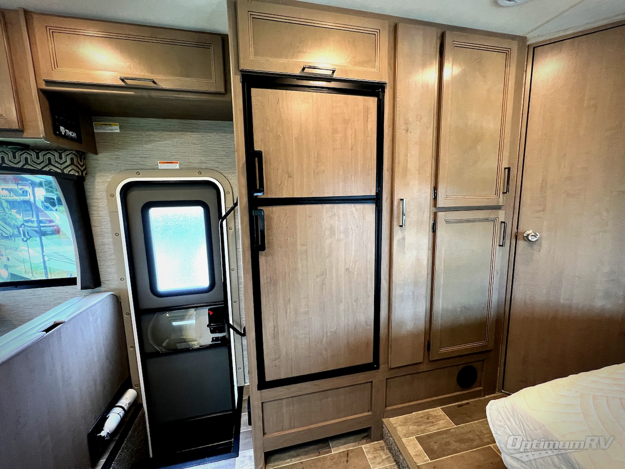 2021 Thor Chateau 27R Photo 14