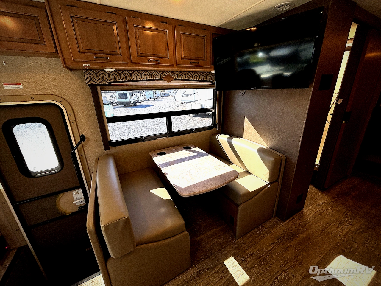 2019 Thor Hurricane 29M Photo 7