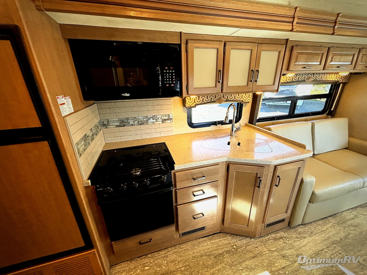 2019 Thor Hurricane 29M Photo 9