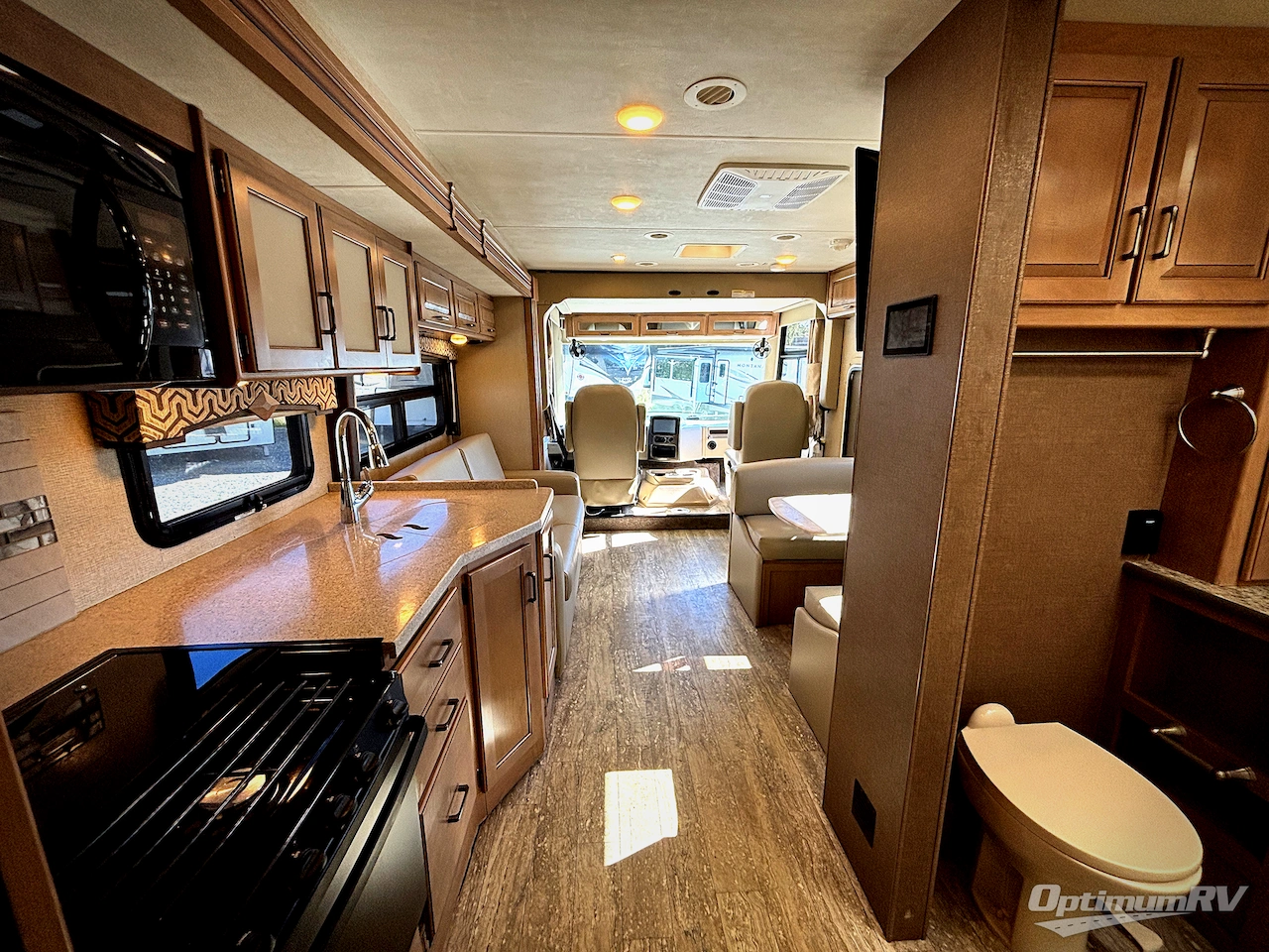 2019 Thor Hurricane 29M Photo 5