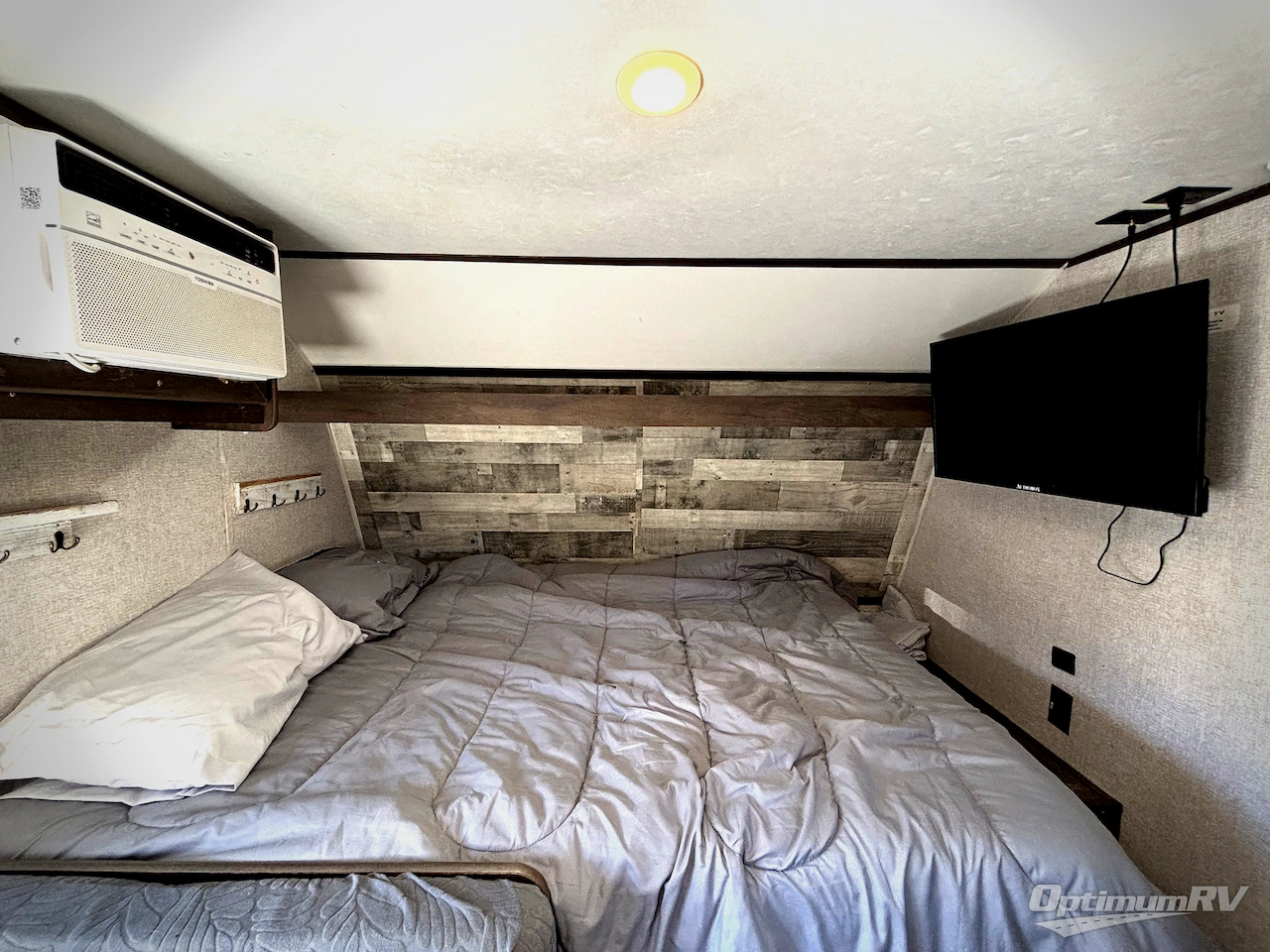 2021 Dutchmen Coleman Lantern LT Series 17FQ Photo 6