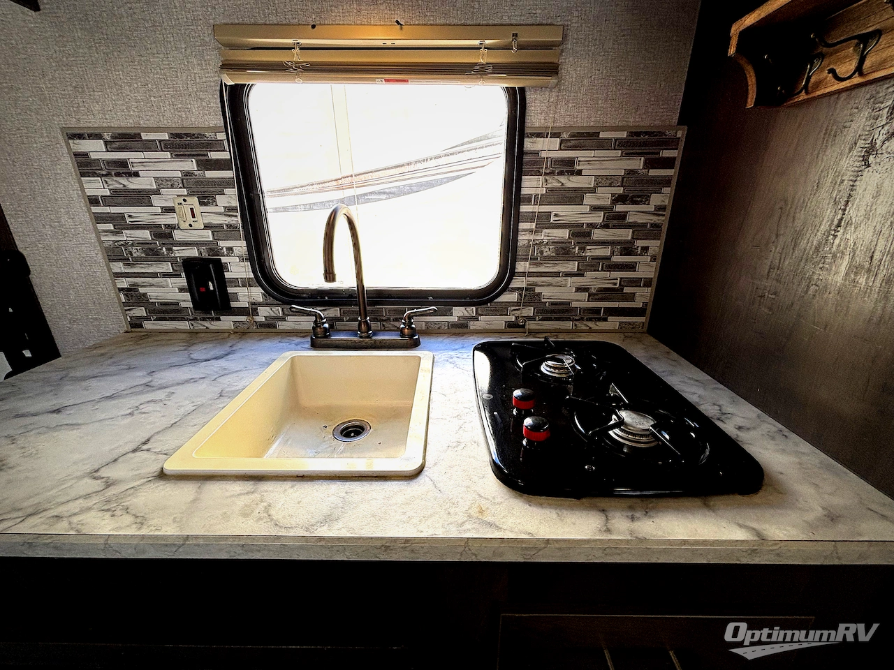 2021 Dutchmen Coleman Lantern LT Series 17FQ Photo 11