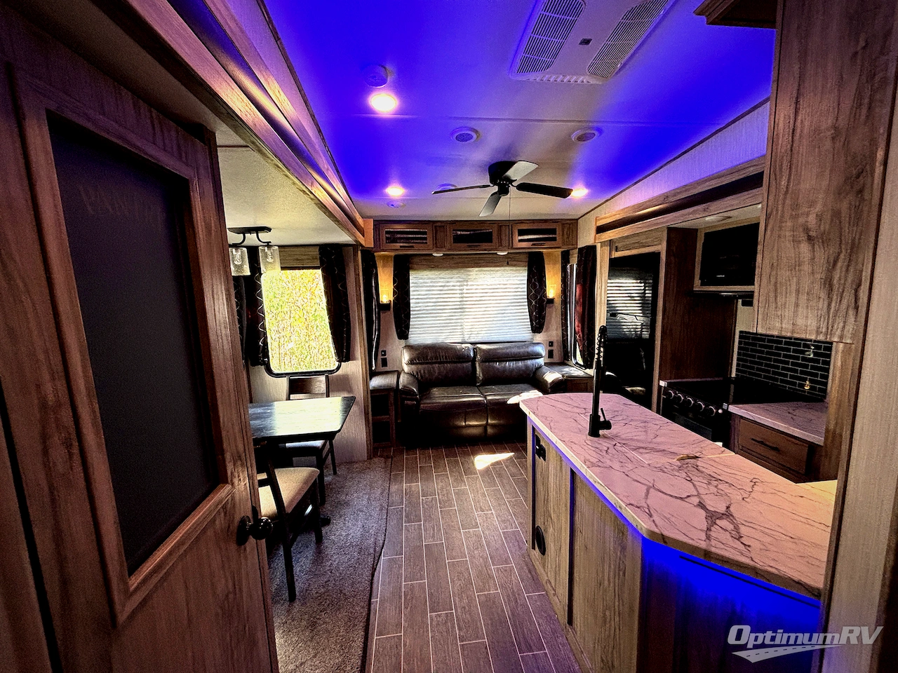 2021 Forest River Cherokee Arctic Wolf 298LB Photo 4