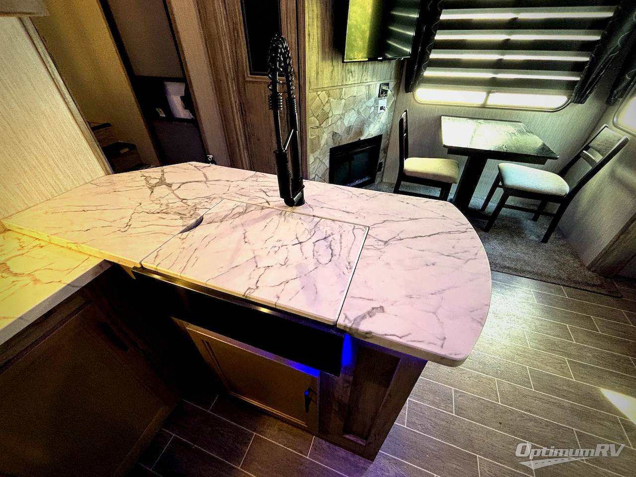 2021 Forest River Cherokee Arctic Wolf 298LB Photo 8