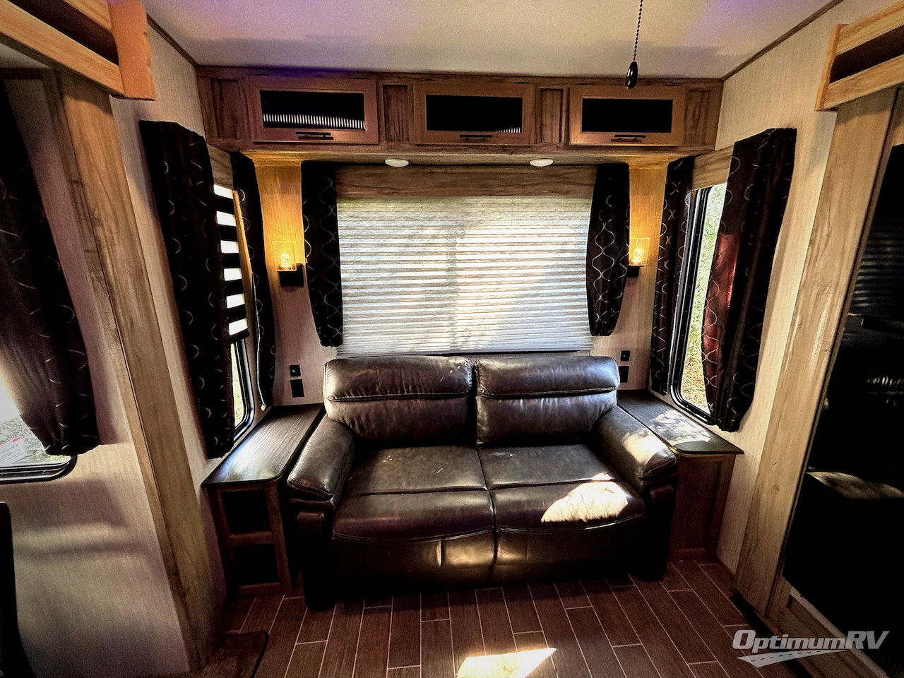 2021 Forest River Cherokee Arctic Wolf 298LB Photo 10